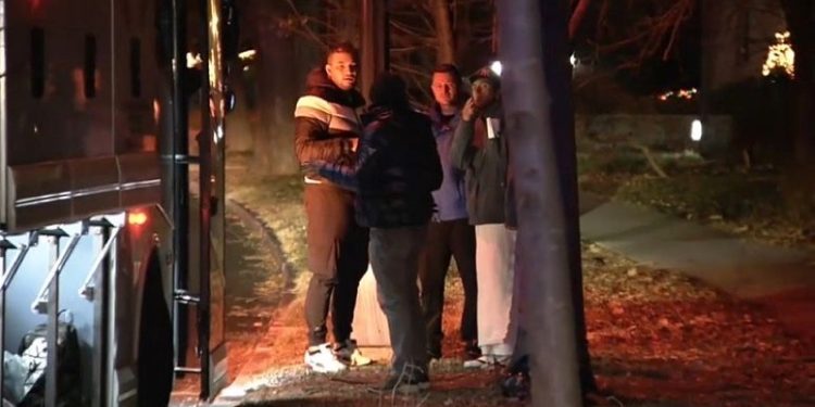 ABD Başkan Yardımcısı Harris’in evinin önüne 3 otobüs dolusu göçmen bırakıldı