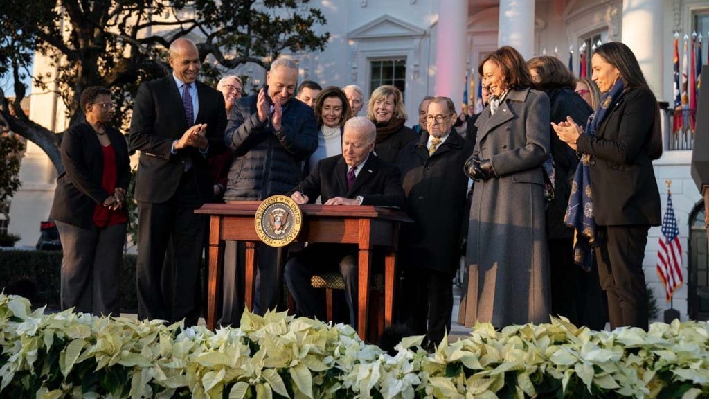 ABD Başkanı Joe Biden eşcinsel evliliği koruma altına alan yasayı onayladı