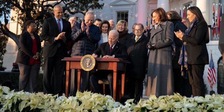 ABD Başkanı Joe Biden eşcinsel evliliği koruma altına alan yasayı onayladı