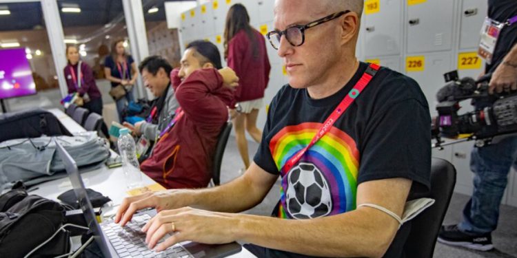 ABD’li ünlü gazeteci Katar’da maç izlerken hayatını kaybetti