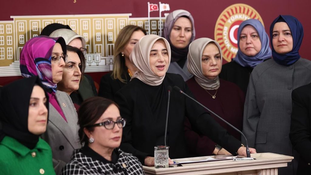 AKP başörtüsü teklifini Meclis'te: Aile tanımı da teklife girdi