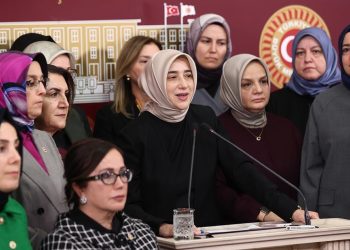 AKP başörtüsü teklifini Meclis'te: Aile tanımı da teklife girdi
