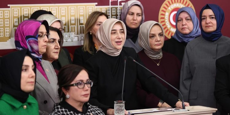 AKP başörtüsü teklifini Meclis'te: Aile tanımı da teklife girdi