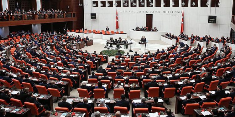 AKP ve MHP istedi, Meclis tatil edildi; CHP'li Özel: EYT'lilerin yeni yıla endişeli girmesini sağlayacak bir öneri