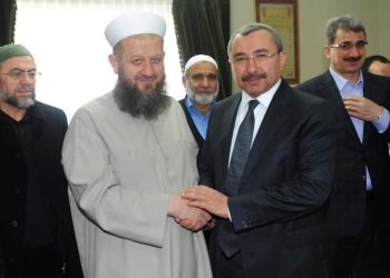 AKP’li Başkan, Yusuf Ziya Gümüşel’i makamında ağırlamış!