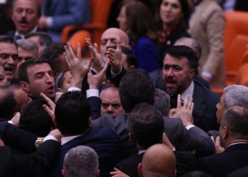 AKP'li Kurtulmuş 'Zindaşti' ve 'Zarrab' sloganlarıyla protesto edildi