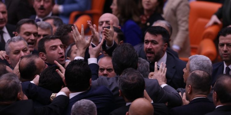 AKP'li Kurtulmuş 'Zindaşti' ve 'Zarrab' sloganlarıyla protesto edildi