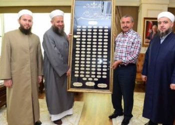 AKP’li başkan, çocuk istismarıyla gündeme gelen tarikat lideri Gümüşel’i makamında ağırlamış
