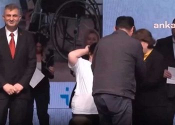 AKP'li belediye ve valilik tarafından BİM'e plaket verildi