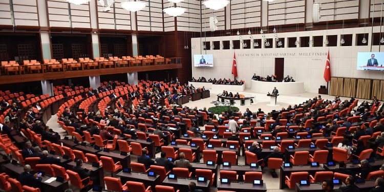 AKP’nin ‘başörtüsüne güvence’ olarak sunduğu anayasa teklifi Meclis’te
