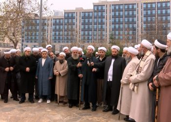 Adliye önünde toplanıp, 6 yaşındaki kız çocuğuna istismarı savundular!