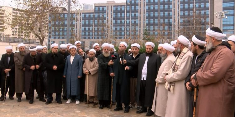 Adliye önünde toplanıp, 6 yaşındaki kız çocuğuna istismarı savundular!