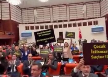 Aile Bakanı Yanık Genel Kurul’da protesto edildi