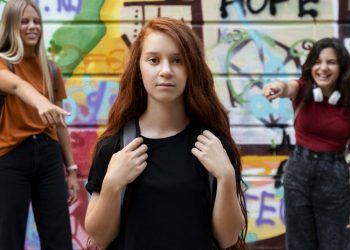 Akran zorbalığına dikkat! Ergenler çareyi estetikte arıyor