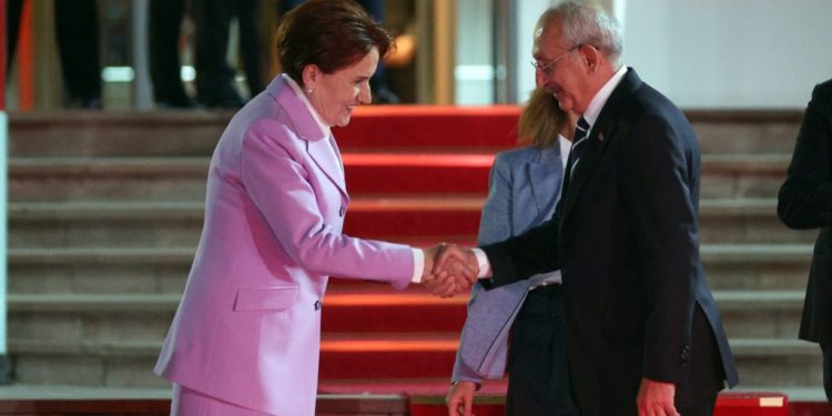 İYİ Parti Genel Başkanı Meral Akşener’in geçilmesi planlanan yeni sistemde parti liderlerinin ‘cumhurbaşkanı yardımcısı’ olabilmesi için milletvekilliğinden istifa etmesi önerisini reddettiği ve bunun gerekçesinin “Ben başbakan olacağım” çıkışı olduğu öne sürüldü.