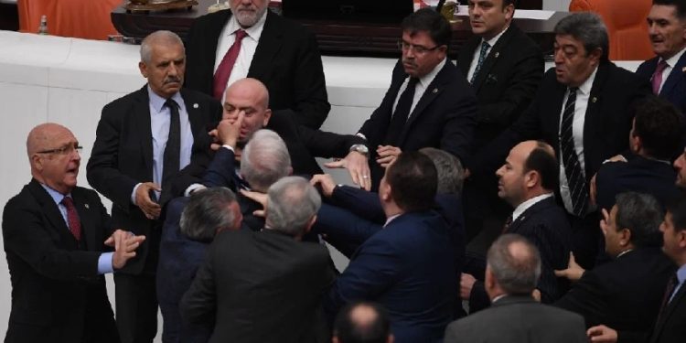 Akşener: ‘Hiçbir ahlaksız yumruk bizi hakikatin yolundan ayıramayacak’