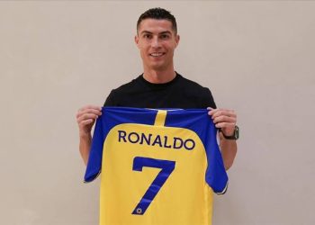 Suudi Arabistan Birinci Futbol Ligi takımlarından Al Nassr'dan 2,5 sezon için 500 milyon avro alacağı öne sürülen Cristiano Ronaldo, yıllık maaşı en yüksek sporcu olacak.