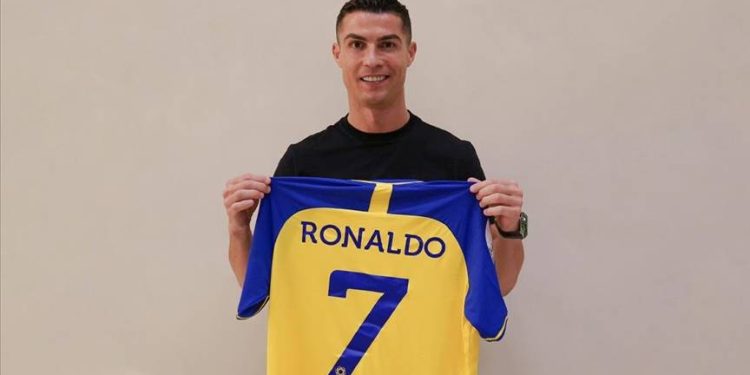Suudi Arabistan Birinci Futbol Ligi takımlarından Al Nassr'dan 2,5 sezon için 500 milyon avro alacağı öne sürülen Cristiano Ronaldo, yıllık maaşı en yüksek sporcu olacak.