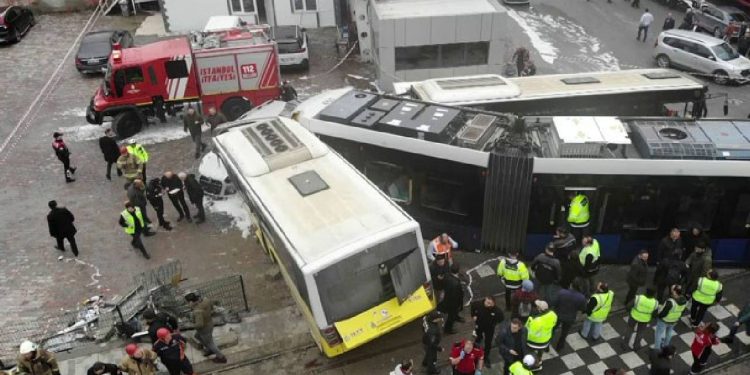 Alibeyköy'de tramvayın çarptığı otobüsün şoförü serbest bırakıldı