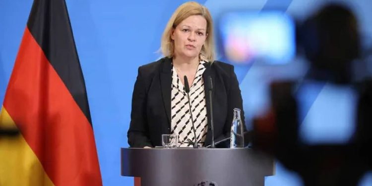 Almanya İçişleri Bakanı: Türkiye'den imam gönderilmesini sonlandıracağız