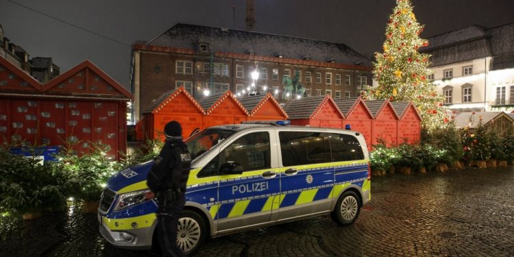 Almanya'da bıçaklı saldırıya uğrayan kız çocuklarından biri öldü