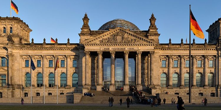 Almanya'da hükümeti devirme planı yaptıkları şüphesiyle 25 kişi gözaltına alındı