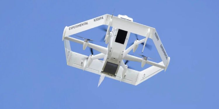 Amazon, yurt dışında drone ile kargo taşımaya başladı