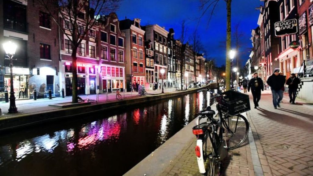 Amsterdam'a sadece seks ve uyuşturucu için giden turistlere engel geliyor