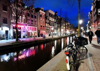 Amsterdam'a sadece seks ve uyuşturucu için giden turistlere engel geliyor