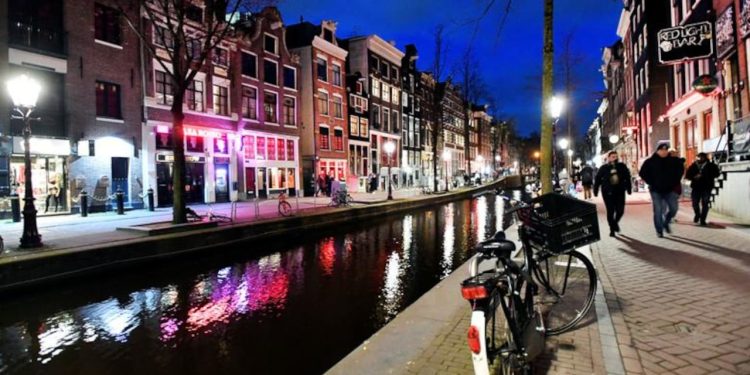 Amsterdam'a sadece seks ve uyuşturucu için giden turistlere engel geliyor