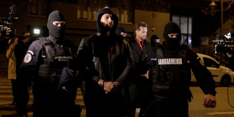 Sosyal medya ikonu ve eski kick boksçu Andrew Tate ve kardeşi Tristan Tate, Romanya'da gözaltına alındı. ABD merkezli yayın kuruluşu Semafor ile Romanya merkezli Libertatea ve Gândul gazetelerine göre polis, insan kaçakçılığı ilgili yürüttüğü soruşturma kapsamında Tate kardeşleri gözaltına aldı.