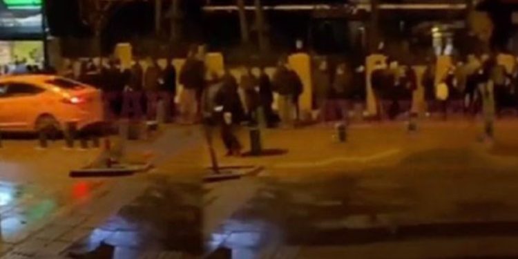 Ankara’da vatandaşlar 1 kiloyla sınırlı et alabilmek için sabah saat 5’te kuyruğa girdi