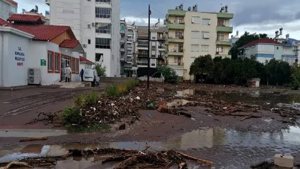 Antalya'nın 3 ilçesinde okullar tatil edildi