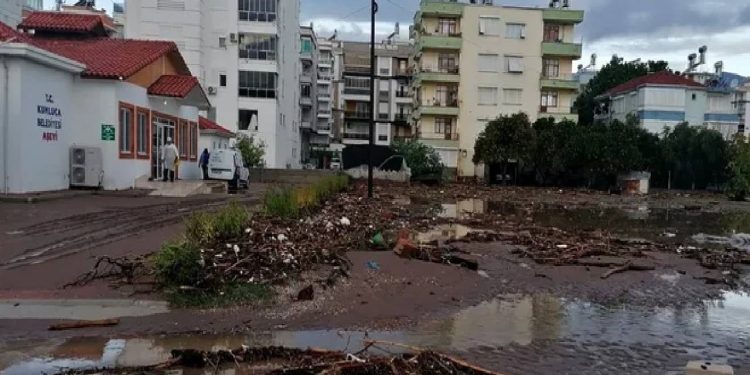 Antalya'nın 3 ilçesinde okullar tatil edildi