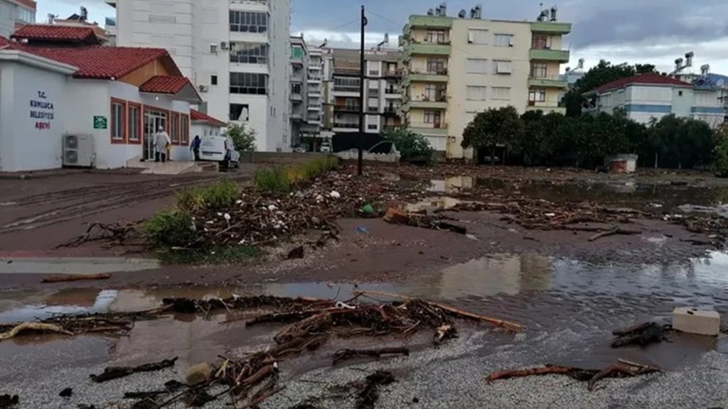 Antalya'nın üç ilçesinde okullar tatil edildi