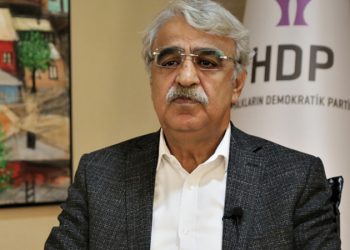 HDP'den 10, CHP'den üç, DBP ile TİP'ten bir milletvekiline ait 16 dokunulmazlık dosyası, TBMM Başkanlığı'na sunuldu.