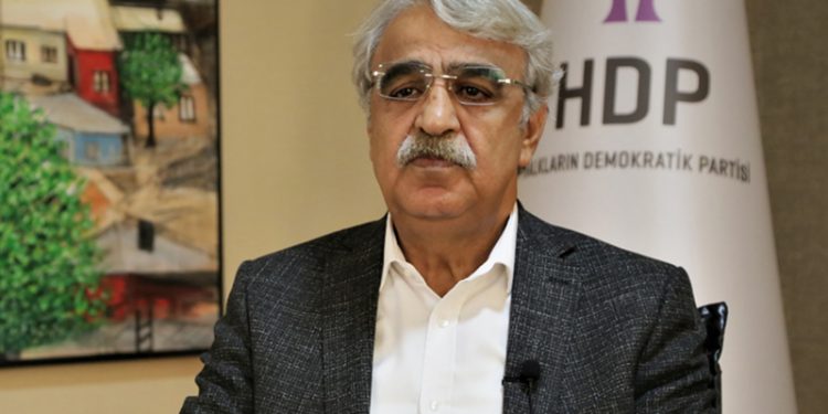 HDP'den 10, CHP'den üç, DBP ile TİP'ten bir milletvekiline ait 16 dokunulmazlık dosyası, TBMM Başkanlığı'na sunuldu.