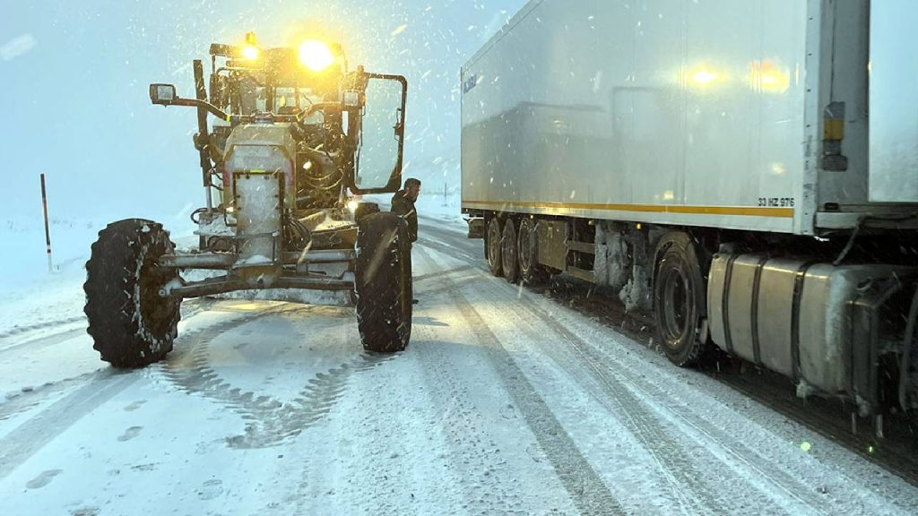 Ardahan'da kar ulaşımı kilitledi