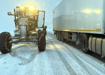 Ardahan'da kar ulaşımı kilitledi