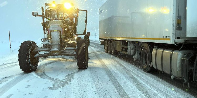 Ardahan'da kar ulaşımı kilitledi
