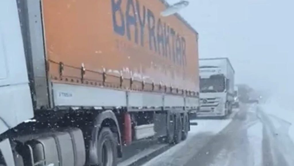 Ardahan’da ulaşıma kar engeli: Yollar kapandı