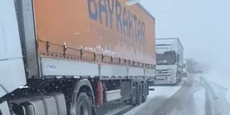 Ardahan’da ulaşıma kar engeli: Yollar kapandı