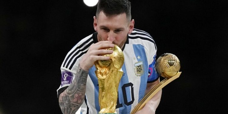 Arjantinli yıldız futbolcu Lionel Messi, milli takımda forma giymeye devam edeceğini söyledi. Kariyerinin sonuna geldiğini aktaran Messi, "Bunlar benim son yıllarım" dedi.