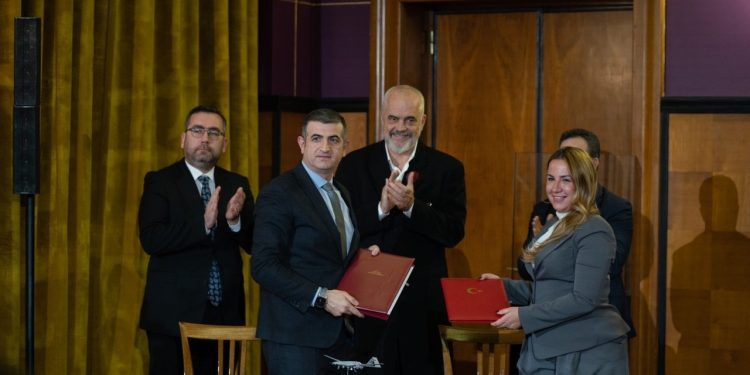 Arnavutluk, Türkiye'den üç Bayraktar SİHA'sı satın aldı