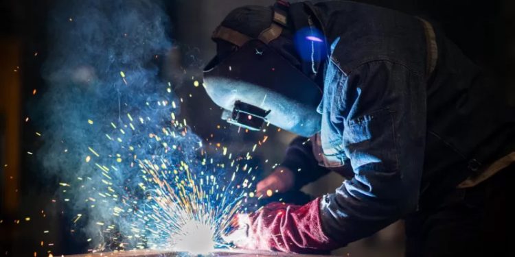 Asgari Ücret Tespit Komisyonu 2023’ün asgari ücretini kararlaştırmak için Ankara’da bir araya geldi. Türk İş, Türkiye İşverenler Sendikası ve hükümetten beşer temsilcinin yer aldığı komisyon asgari ücretle ilgili kararını açıklayacak.