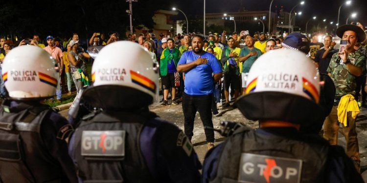 Aşırı sağcı Bolsonaro destekçileri karakol basmaya çalıştı