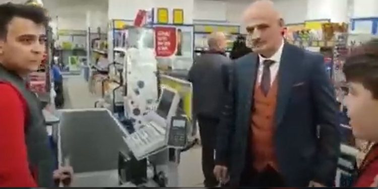 BİM’e protesto raydan çıktı; kasiyeri, 6-7 yaşındaki çocuğuna tehdit ettirdi