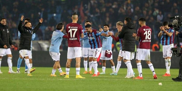 "Bak şu Allah'ın işine 61'de yazdık deftere 90+10'da çıktık zirveye"