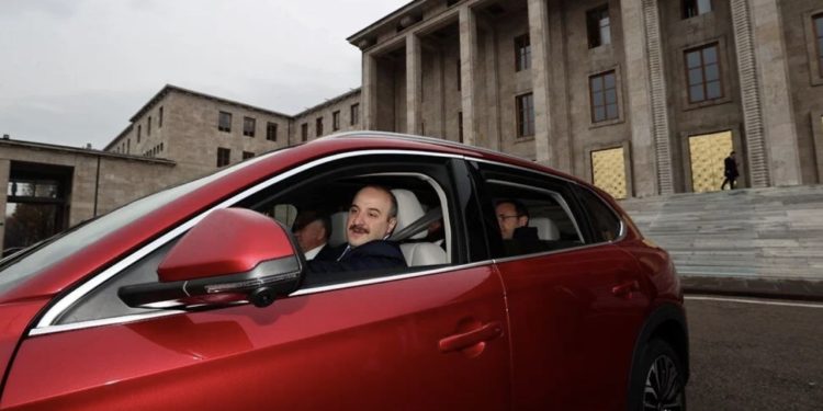 Bakan Varank Meclis’e TOGG ile geldi