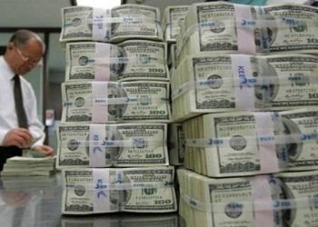 Merkez Bankası ile Türkiye İstatistik Kurumu'nun turizm gelirlerini geriye dönük artırması da bavulla gelen dolar tutarındaki şişkinliği azaltmaya kâfi gelmedi.